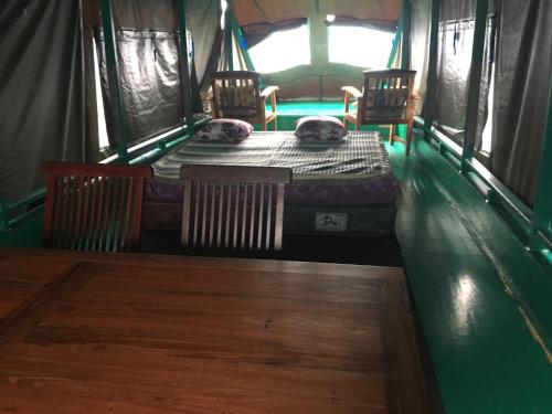 庞卡兰布翁Orangutan Houseboat Park Tanjung Puting的帐篷内的一个房间里设有两张床