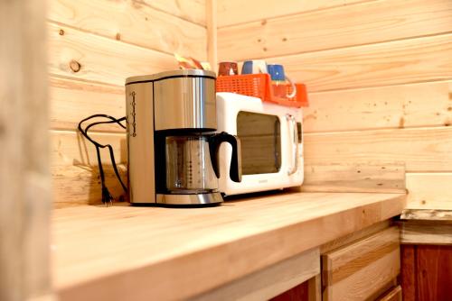 阿什福德盖特威旅馆和小屋的厨房里木台上的咖啡机