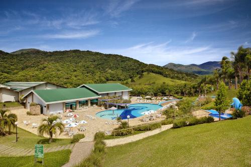 南大坎皮纳Capivari Ecoresort的享有带游泳池的度假村的空中景致