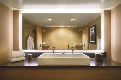 太浩湖凯悦Spa度假及赌场酒店的一间浴室