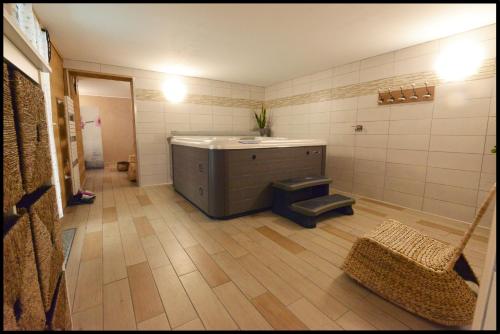 Marignychalet des planchettes的一间带水槽和卫生间的浴室