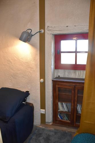 绍维尼Tour Duguesclin的客厅设有窗户和沙发