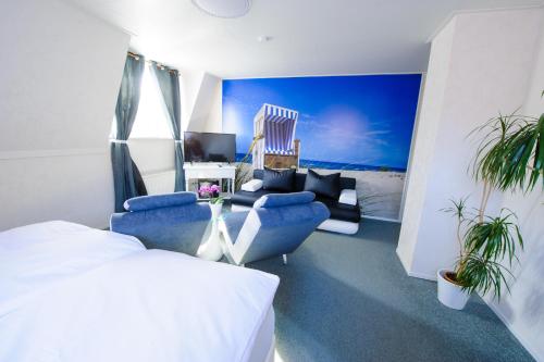 奥斯赛拜-塞林Hotel Forsthaus Sellin的一间卧室设有一张床和一间客厅。