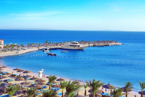 赫尔格达Pickalbatros Aqua Blu & Vista Resort - Hurghada的一群人乘游轮在海滩上
