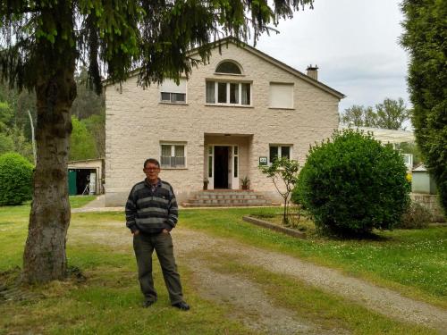 蒙多涅多芬卡埃尔雷曼苏乡村别墅的站在房子前面的人