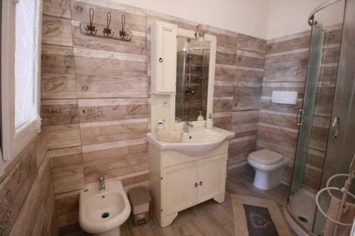 新福卡Villa Maria Holiday House的一间带水槽和卫生间的浴室