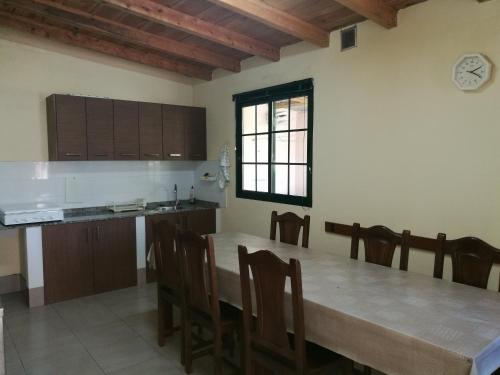 萨里亚Albergue O Pombal的厨房配有大型木桌和椅子