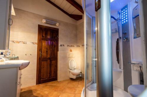 维齐纳达House Lunja的浴室配有卫生间、盥洗盆和淋浴。