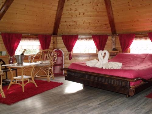 FerdruptLe Domaine du Châtelet的一间卧室配有一张大床和一张桌子