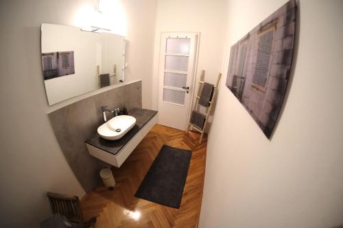 普拉Luxury Old Town Apartment Pula的一间带水槽和镜子的浴室