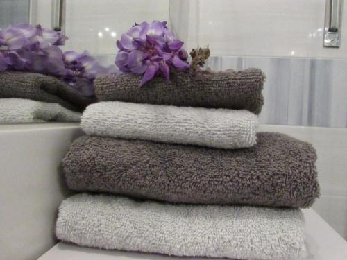 迪亚曼特Sul Mare B&B的浴室的台面上摆放着一堆毛巾