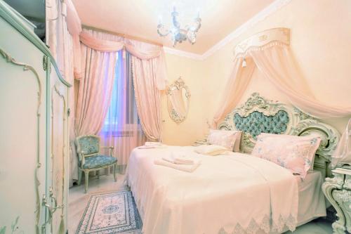 维罗纳Fiore d'arancio Luxury City Center Apartment的粉红色的卧室配有床和椅子