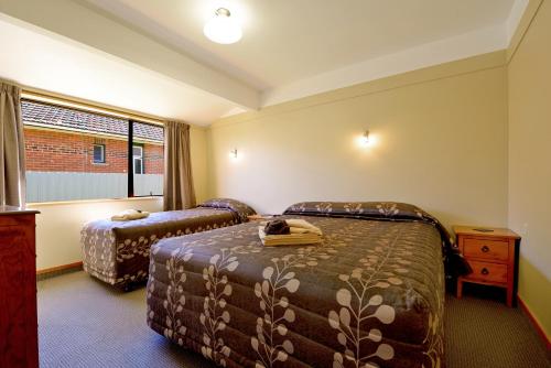 摩斯吉尔丽晶汽车旅馆的酒店客房设有两张床和窗户。