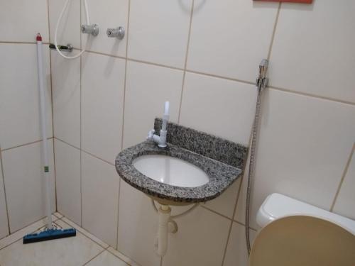 JACARANDÁ CHALÉS em SÃO JOSÉ DA SERRA MG的一间浴室