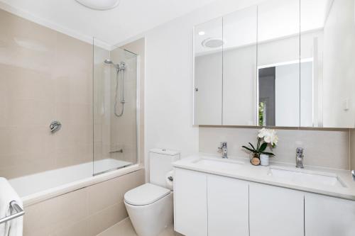 布里斯班Park Avenue Terrace House Sleeps 9的一间带水槽、卫生间和淋浴的浴室