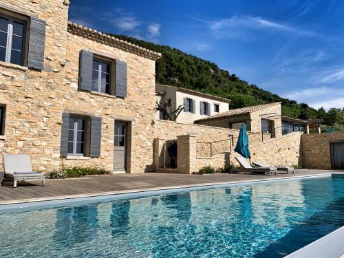 塞居勒Mas des Amis的一座别墅,在一座建筑前设有一个游泳池