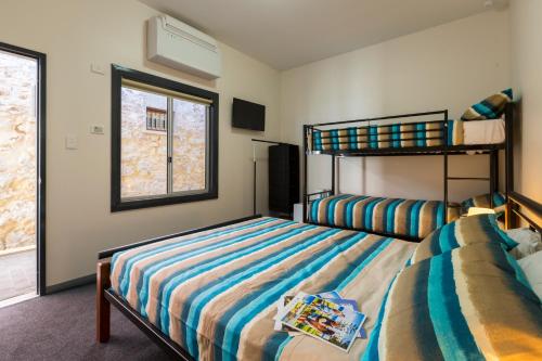 YHA Fremantle Prison客房内的一张或多张床位