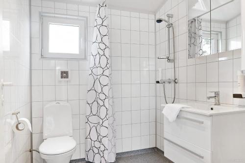 哈尔姆斯塔德First Camp Karlstorp-Halmstad的白色的浴室设有卫生间和水槽。