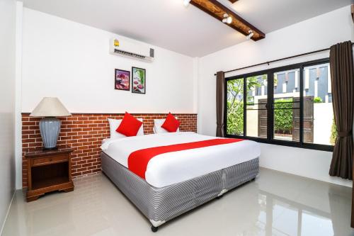 华欣Baan Noppadol Hua Hin Loft的一间卧室设有一张床和一个窗口