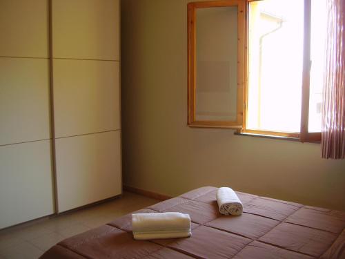 里奥马里纳Appartamenti Easy Time的一间卧室配有一张床,上面有两条毛巾