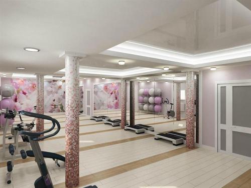伊热夫斯克水仙酒店的健身房,配有一排跑步机和健身器材