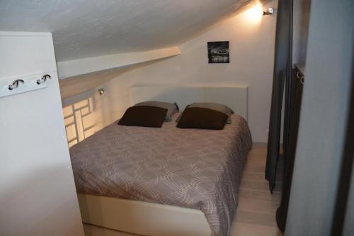 穆然Appartement FredMart的一间小房间的卧室,配有一张床铺