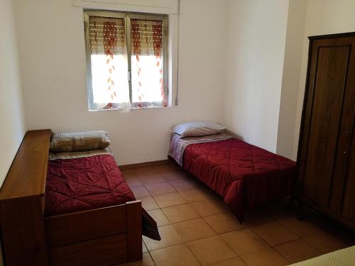 维拉皮亚纳Appartamento a Villapiana Lido的客房设有两张床和窗户。