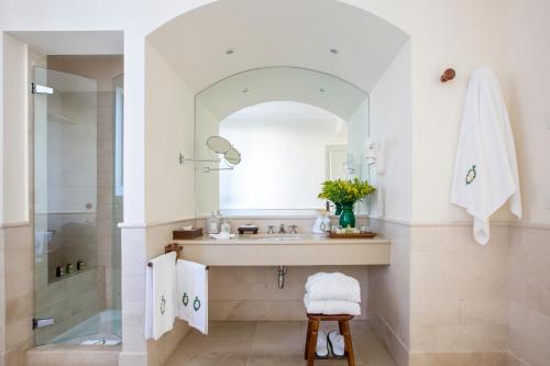 萨维勒特里圣多米尼克乡村度假酒店的浴室配有盥洗盆和带镜子的淋浴