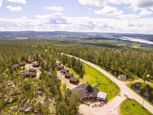 AavasaksaAava Sky Village Aurinkomaja的森林中度假胜地的空中景观