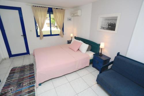 波利克罗诺尼莫一室公寓的一间卧室配有一张床和一张沙发