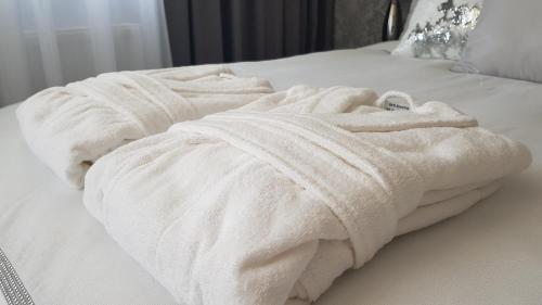 皮拉Silver Apartaments的床上的白色毛巾