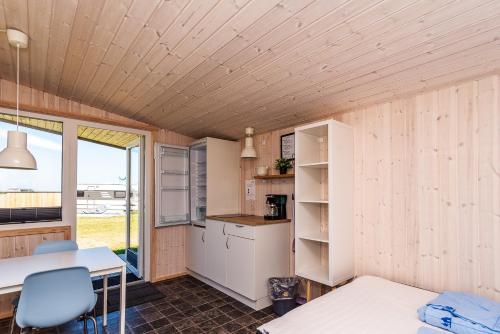 希茨海尔斯Hirtshals Camping的一间厨房和饭厅,位于一个小房子里