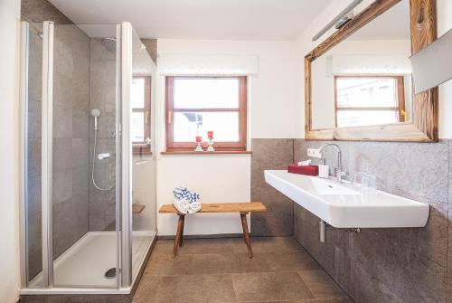 洛伊塔施奥瑟尔施奈德公寓的一间带水槽和淋浴的浴室