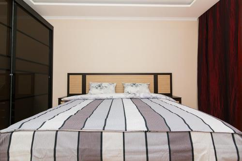 苏梅14/3 вулиця Прокоф'єва的一间卧室配有一张大床和红色窗帘