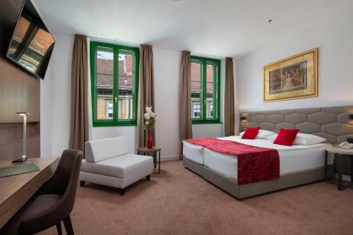 萨格勒布Hotel PARK 45的一间卧室配有一张床、一张桌子和一把椅子