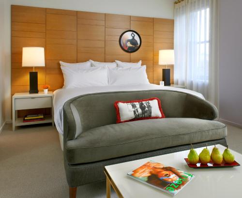 辛辛那提辛辛那提21C博物馆酒店的酒店客房,配有床和沙发