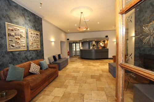 尼芬Gwesty Nanhoron Arms Hotel的带沙发和壁炉的客厅