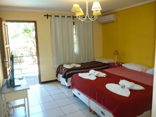 伊瓜苏港巴莎诺瓦套房酒店的酒店客房设有两张床和窗户。