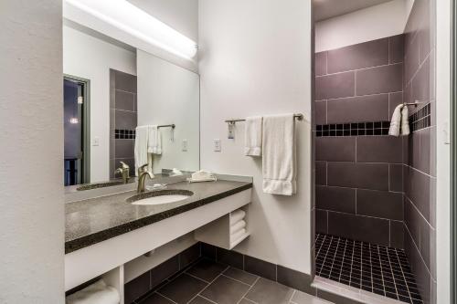 核桃溪The Wallhouse Hotel, Ascend Hotel Collection的一间带水槽和镜子的浴室