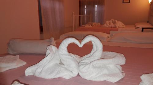 蒙赞巴诺阿托卡尔农家乐酒店的一间酒店客房,配有心形的毛巾