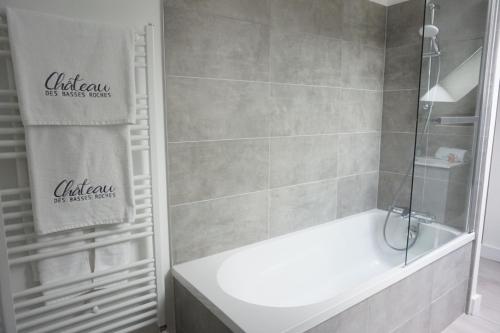 拉·寿塞·圣·威Château des Basses Roches的带淋浴、浴缸和盥洗盆的浴室