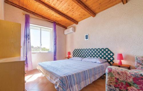 门菲Casa Vacanza Giuseppe的一间卧室设有一张床和一个窗口