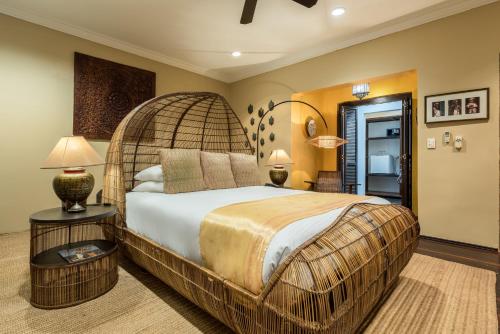 圣安德烈斯卡萨哈布精品酒店的一间卧室配有一张大床和木制床头板
