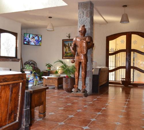 萨卡特兰Casa Grande的站在客厅的男人的雕像