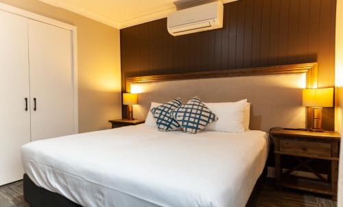 诺拉Nightcap at Archer Hotel的一间卧室配有一张大床和两个枕头