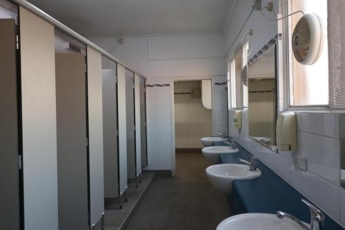 珀斯威廉布里塔尼亚酒店的浴室里一排盥洗盆和厕所