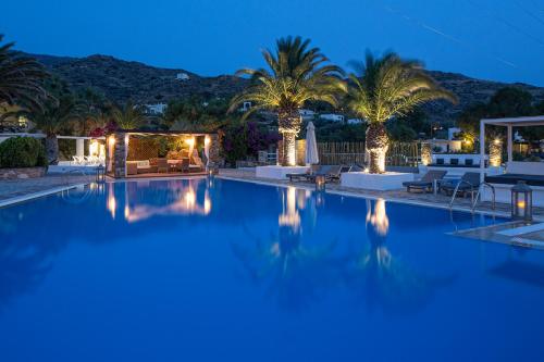 狄俄尼索斯海滨度假酒店内部或周边的泳池