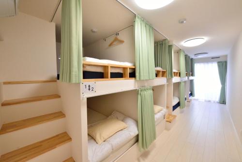 ゲストハウス岐阜羽島心音 Guest House Gifuhashima COCONE客房内的一张或多张双层床