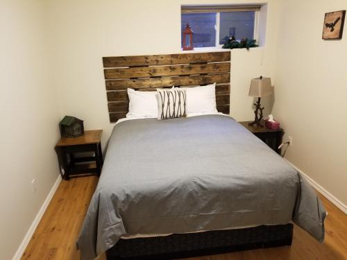 贾斯珀Roche Bonhomme Rustic Suite的一间卧室配有一张大床和木制床头板
