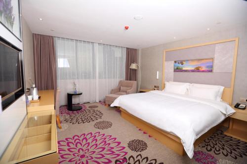 Shunde麗枫酒店·佛山顺德顺联广场店的酒店客房设有一张大床和一台电视。
